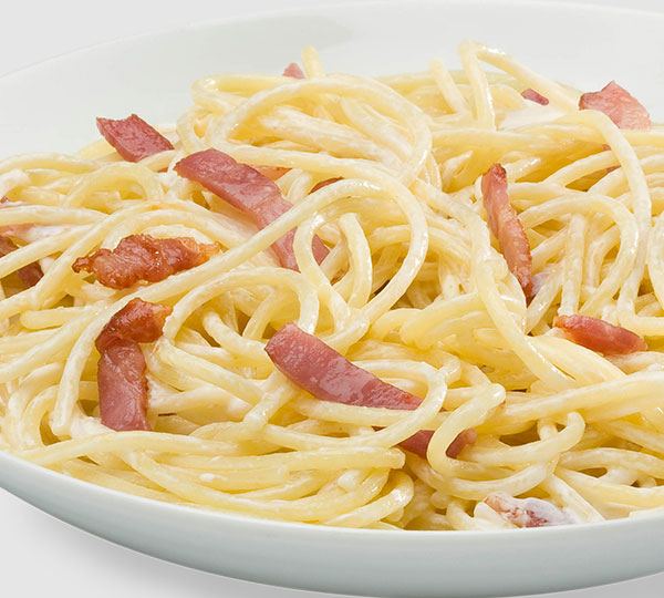 Spaghetti alla Carbonara-Spaghetti con salsa carbonara con bacon y queso.