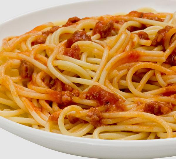 Spaghetti Bolo単esa-Spaghetti con la tradicional salsa bolo単esa, hecha con carne de ternera guisada con tomate, vino tinto, zanahoria y puerros.