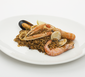 Paella de marisc gourmet Arròs amb sofregit i oli d'oliva cuinat amb escamarlans, gambes, pota argentina, musclos i cloïsses.