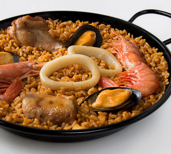 Paella mixta gourmet-Arròs amb gamba, musclos, pota, costella de porc, ales de pollastre.